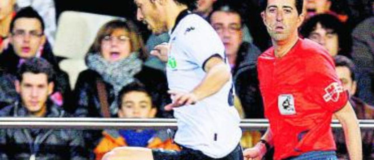 Silva supera la entrada de un rival en el Valencia-Getafe de 2010.