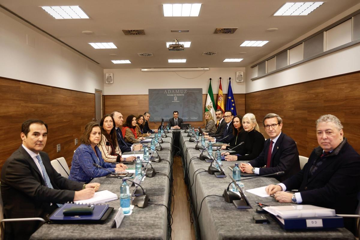 El Consejo de Gobierno de la Junta de Andalucía se reúne en Adamuz. Centro del Olivar de Sierra. Juanma Moreno y consejeros. Foto de familia y ambiente