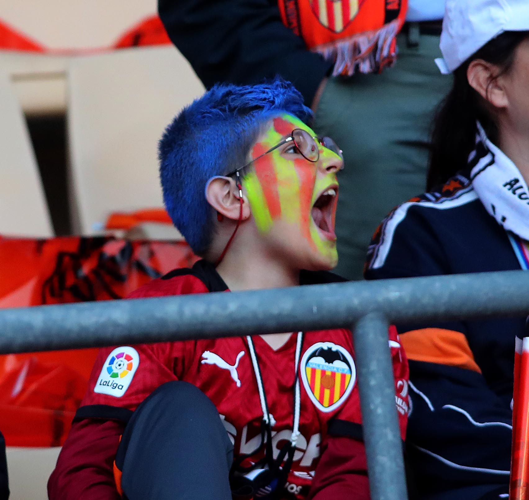 La afición valencianista llena de color el estadio de la Cartuja