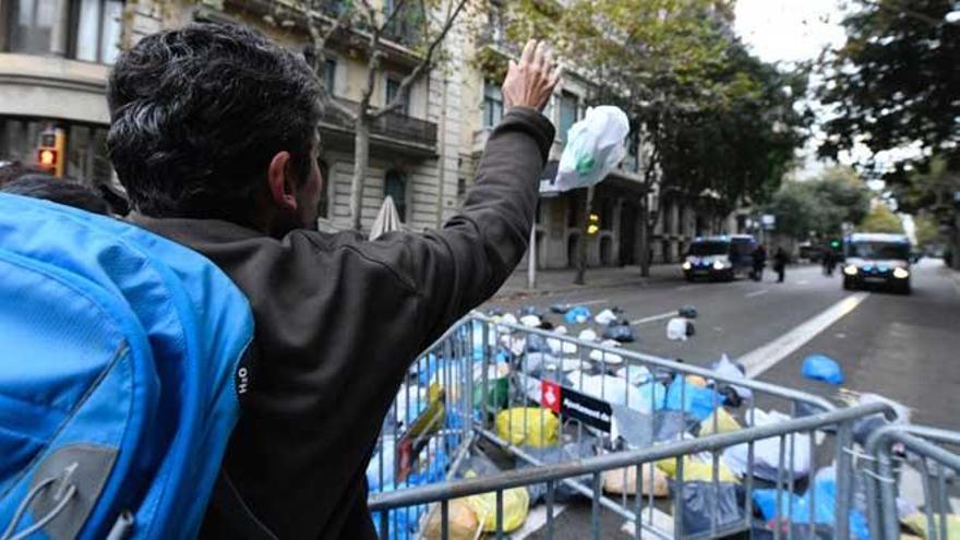 Unas mil personas lanzan bolsas de basura ante de la Delegación del Gobierno en Barcelona