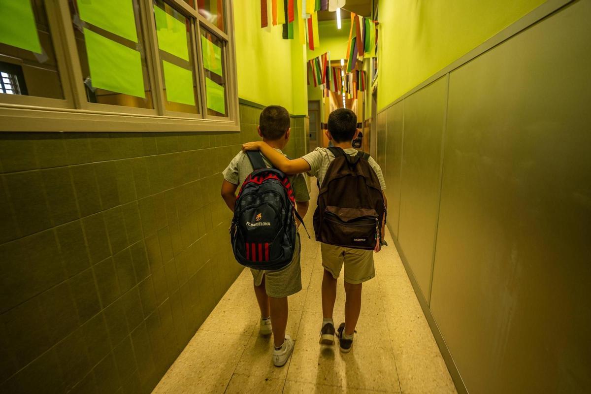 Dos alumnos de primaria entran a su clase, en un colegio de Barcelona.