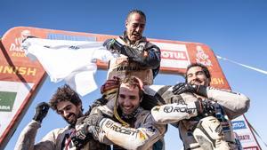 Javi Vega, con los pilotos del All1, en la meta del Dakar 2024