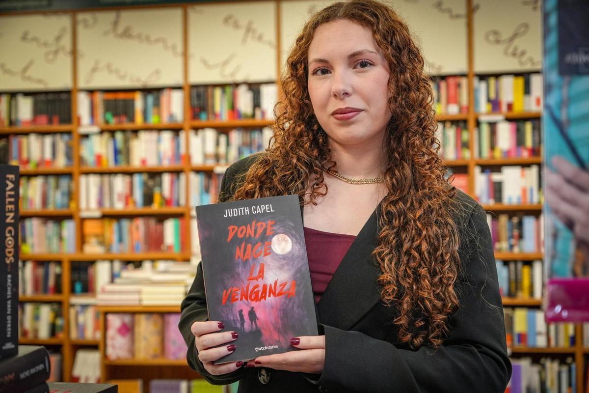 Judith Capel sujeta un ejemplar de su novela en la librería Casa del Libro.