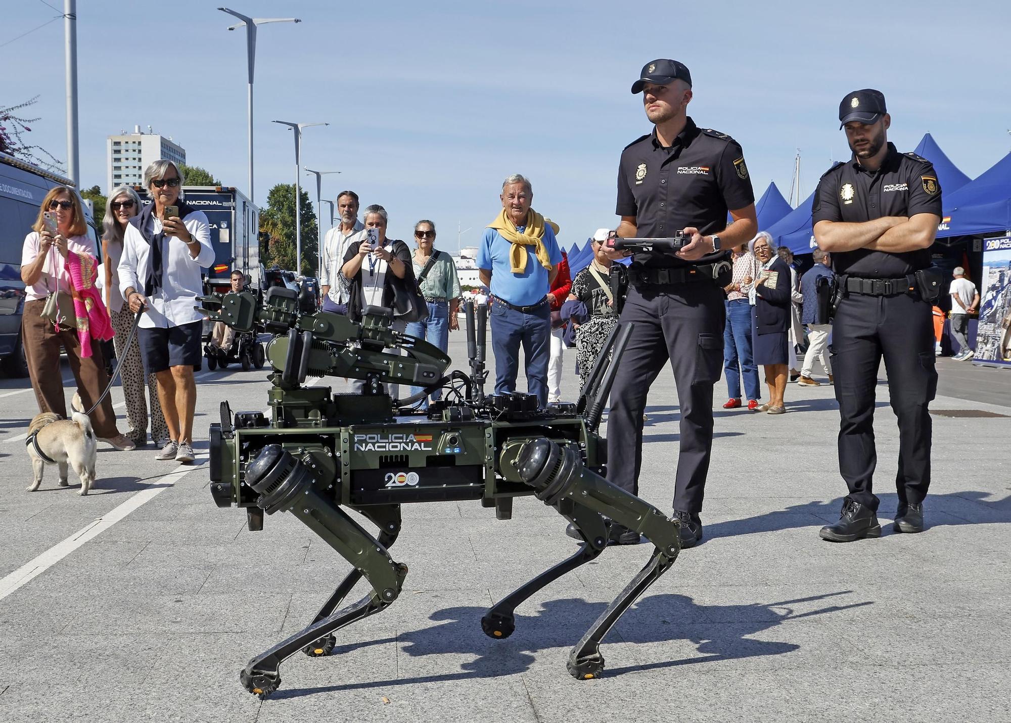 Los perros policía y el robot Sira, protagonistas en la "Exposición de Medios" de la Policía Nacional