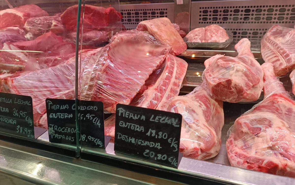 Varias piezas de cordero expuestas junto a sus precios en el Mercat de l’Olivar.