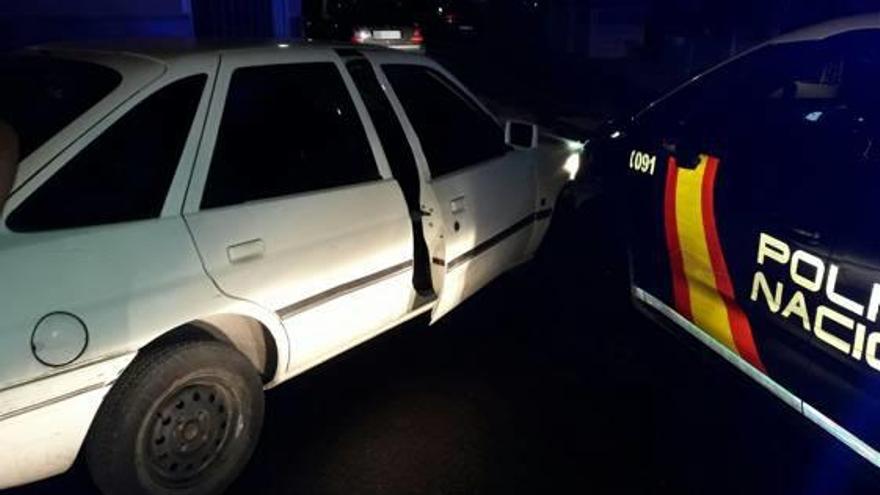 El vehículo robado golpeó el coche de policía.