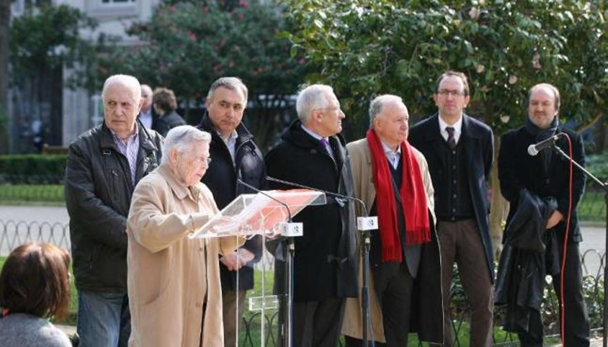 El vuelo libre de cien palomas y palabras sentidas evocan a Fernández del Riego