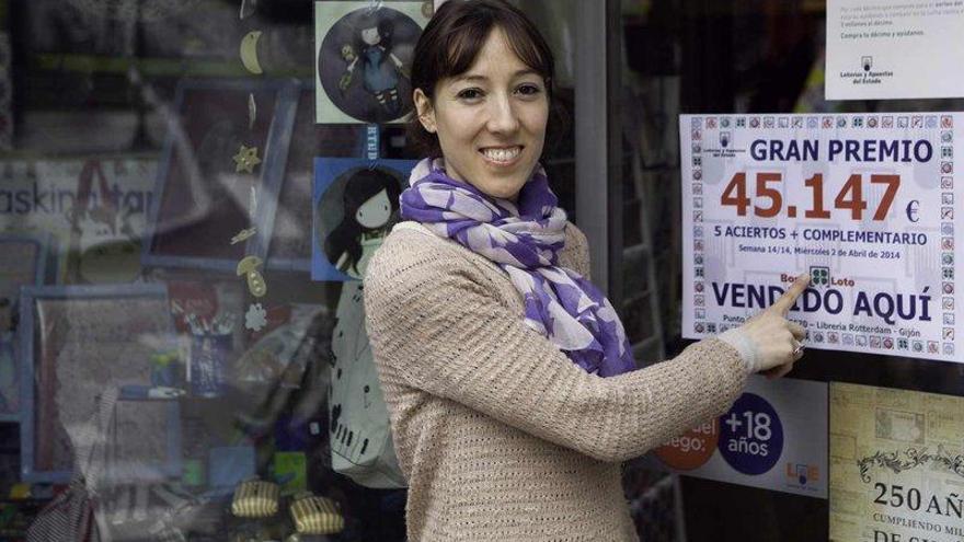 Noemí Pariente, trabajadora de la librería Rotterdam, señala el premio.