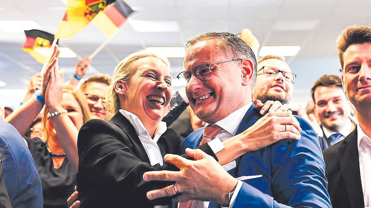 Tino Chrupalla y Alice Weidel, líderes de Alternativa por Alemania, celebran los reultados en las recientes elecciones europeas.