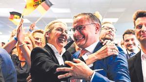 Tino Chrupalla y Alice Weidel, líderes de Alternativa por Alemania, celebran los reultados en las recientes elecciones europeas.