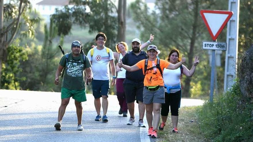 Un grupo caminando en la tarde de ayer hacia el santuario de Amil. // Gustavo Santos