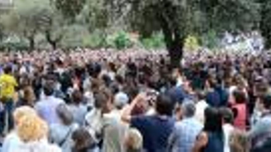 Una multitud a Figueres, concentrats davant del col·legi electoral de l&#039;institut Ramon Muntaner.