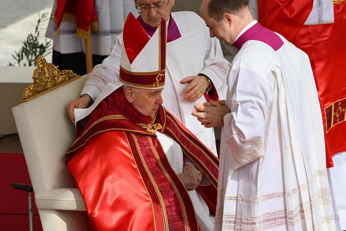 El Papa Francisco asiste a la Misa del Domingo de Ramos en la Plaza de San Pedro en el Vaticano