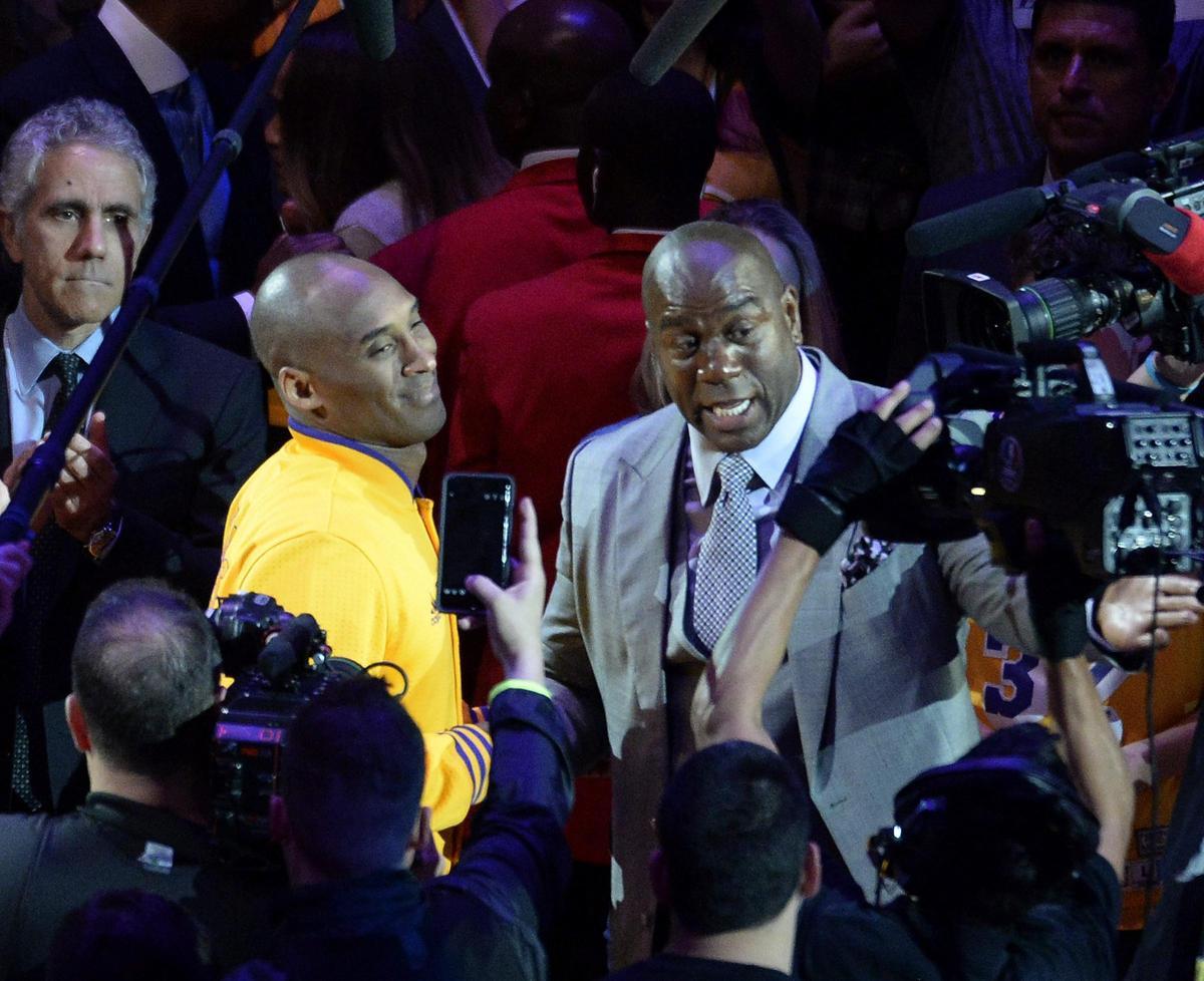 Kobe Bryant, junto a Magic Johnson, durante el homenaje que recibió en el Staples Center el 13 de abril de 2016.
