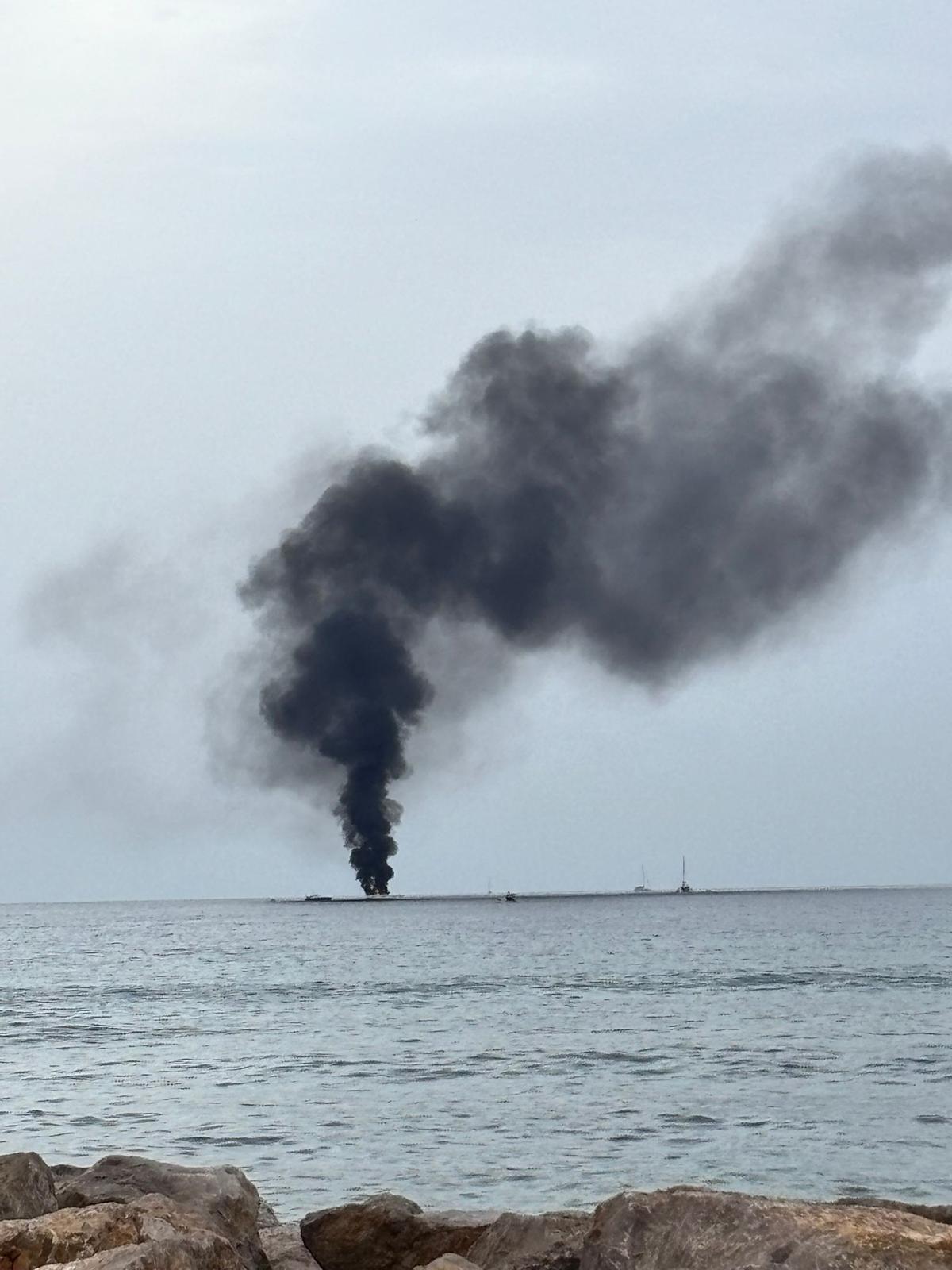 Barco incendiado frente al Portitxol.