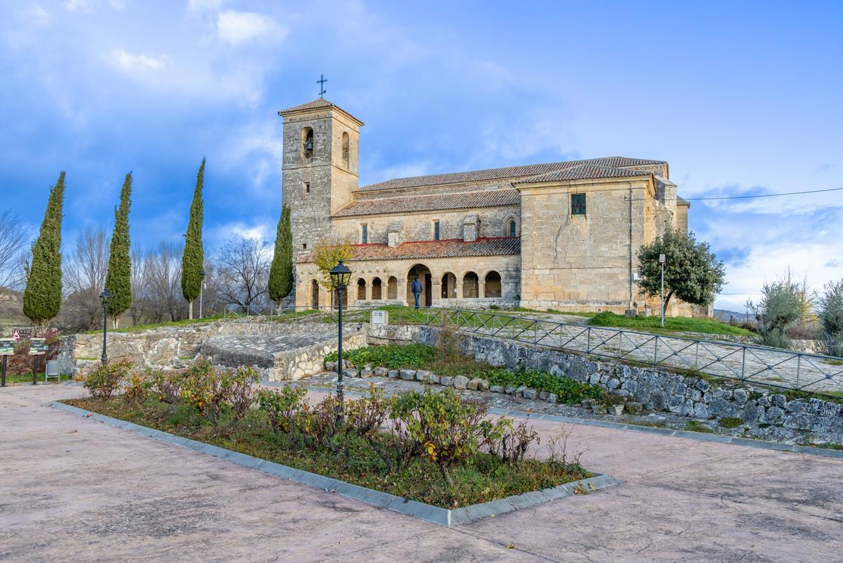 La Ermita de la Asunción, en Tamajón, es una gota blanca en un mar de pizarra
