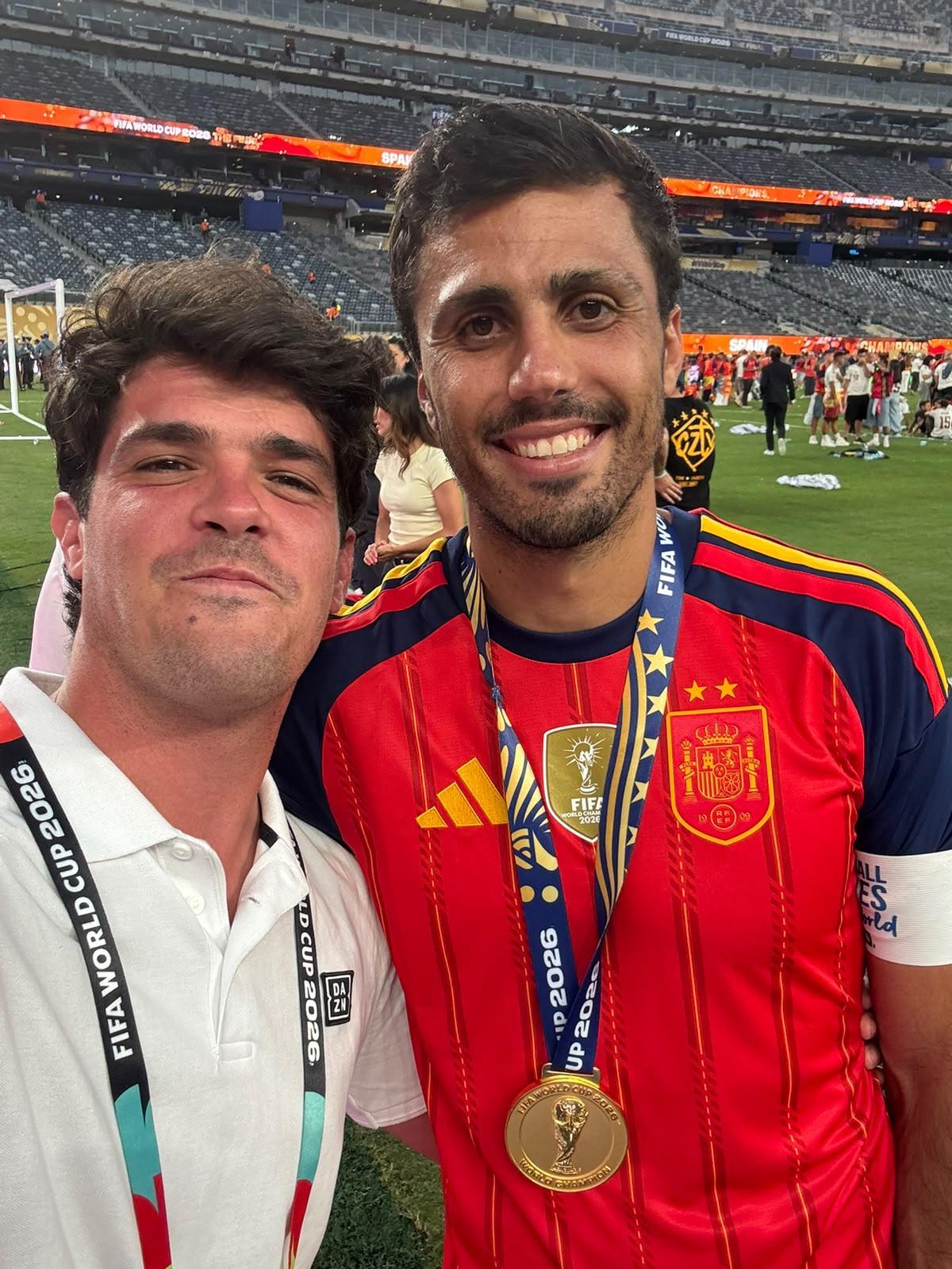 Javi Valle junto a Rodri Hernández tras la final del Mundial en Nueva York.