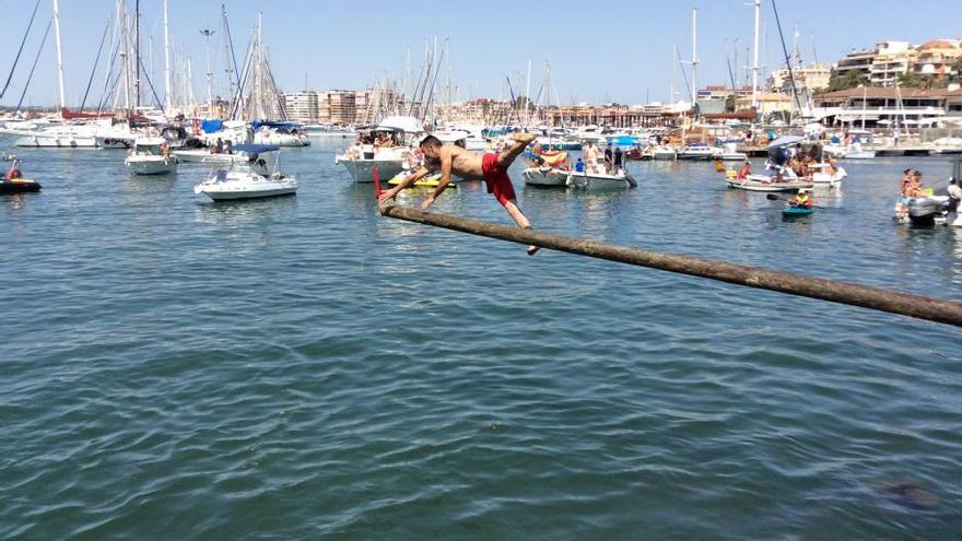 Cucaña y artefactos flotantes en Torrevieja