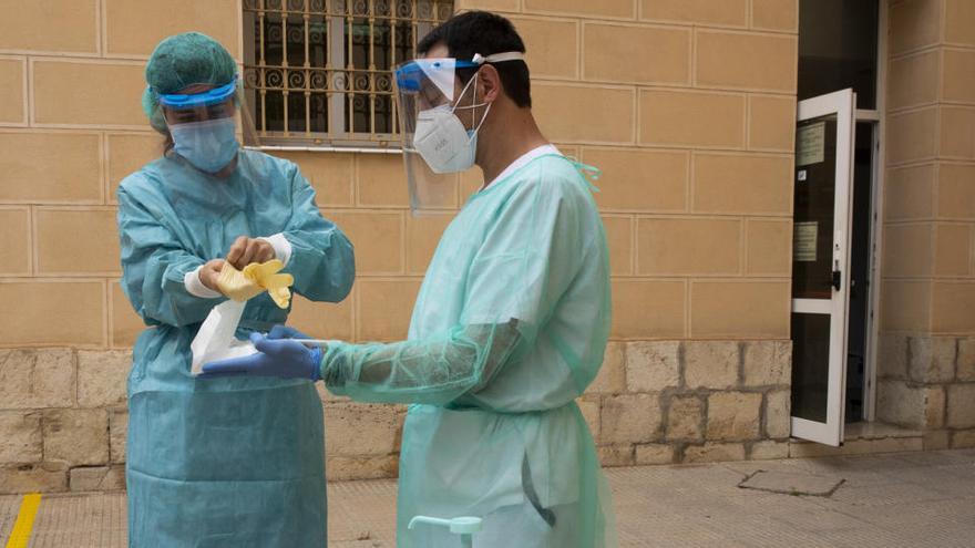 Trabajadores de un centro de salud, preparándose para una toma de muestras
