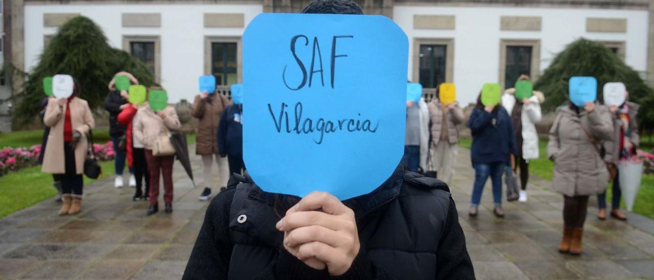 Protesta de trabajadoras del SAF de una empresa contratada por el concello de Vilagarcía.