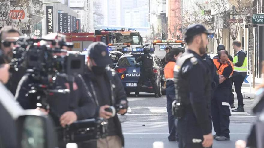El misterio de los seis uniformes de Policía Nacional 'desaparecidos' en pleno rodaje de un thriller en Valencia