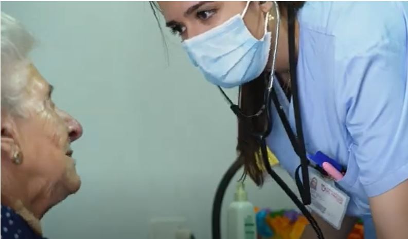 Una profesional de la unidad de cuidados paliativos del Hospital del Vinalopó atiende a una mujer.