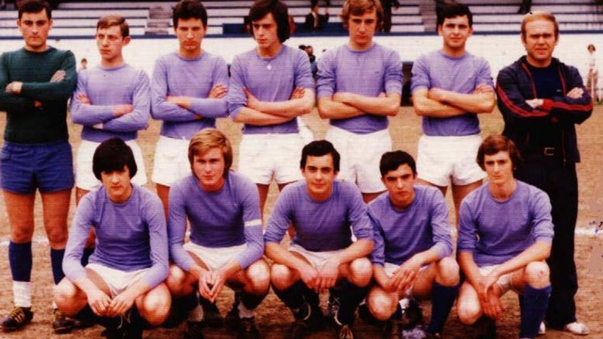 Un equipo del Real Juvencia de 1975, en el que figuraban seis aprendices de la fábrica de armas.
