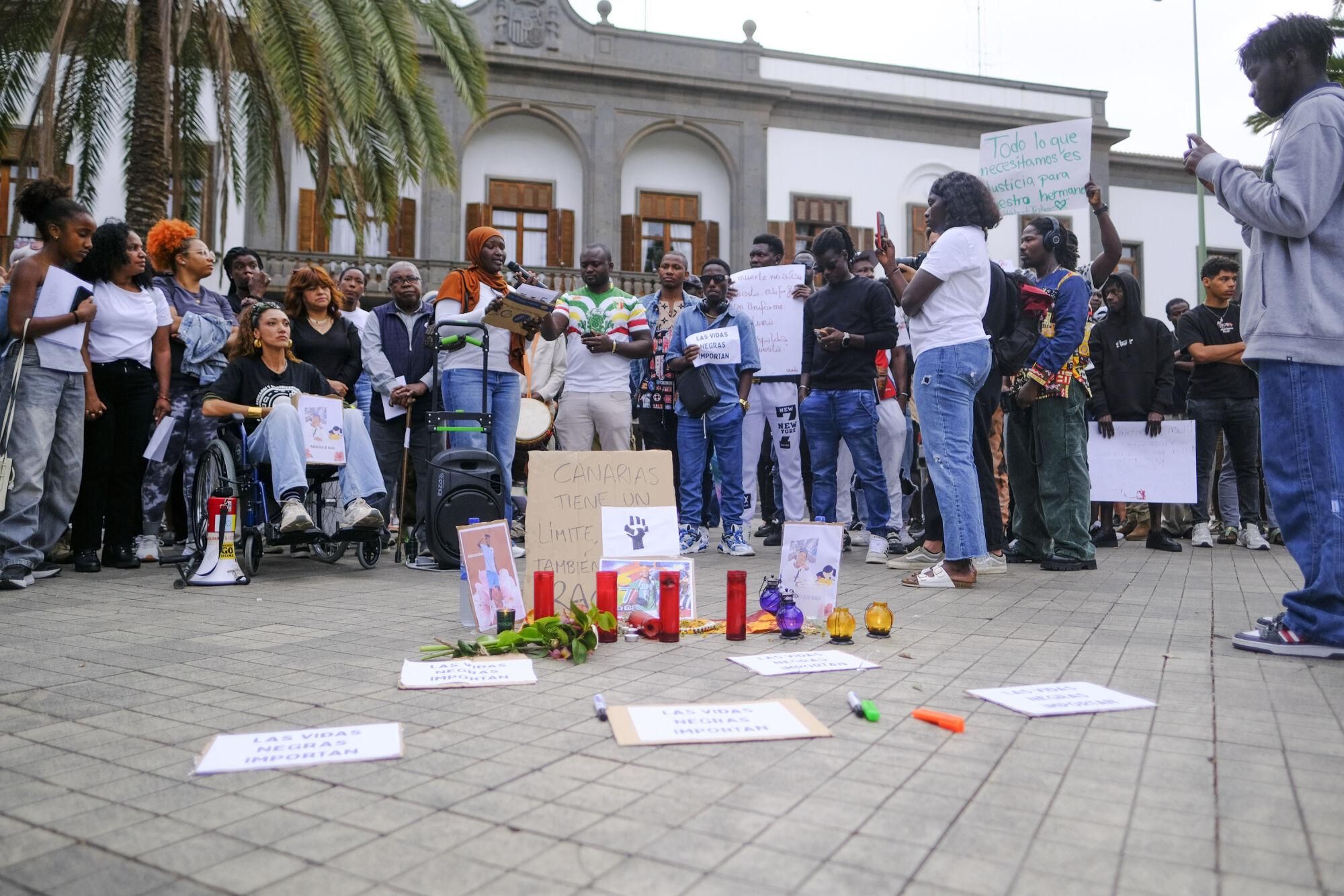 Concentración por la muerte de Abdoulie Bah en la plaza de La Feria