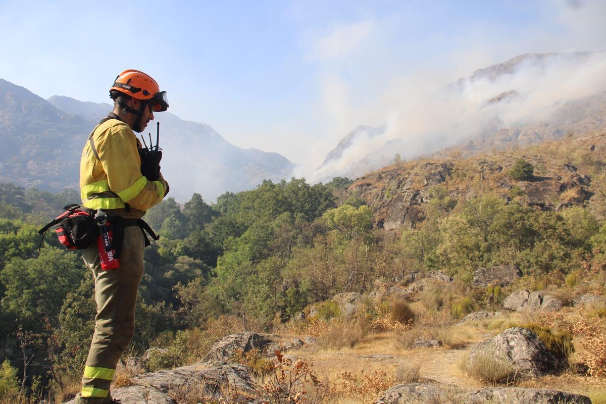 Un forestal, en el incendio de Porto de 2025.