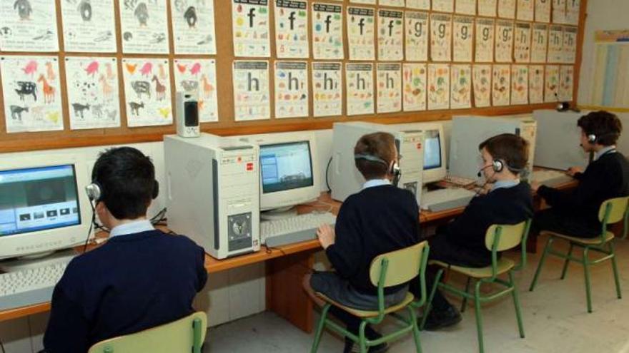 Unos niños en el aula de informática del colegio Peñarredonda de A Coruña. / fran martínez