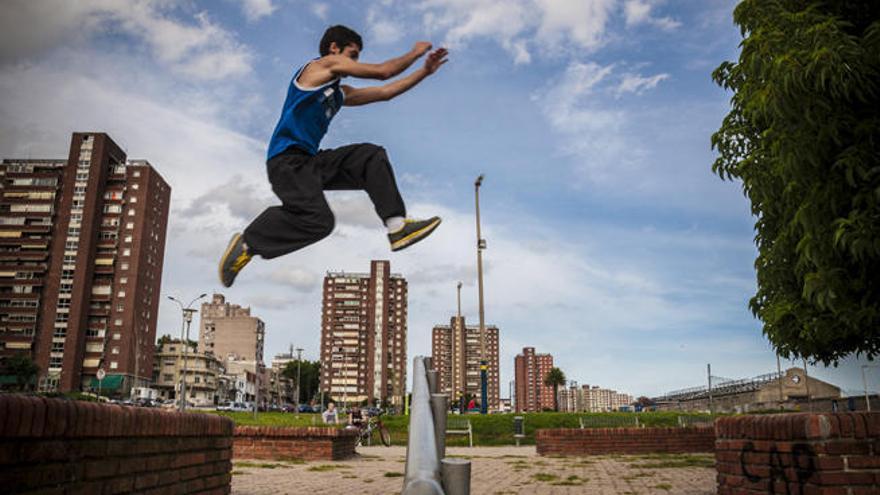 Un joven da un salto practicando parkour, una moda que causa furor entre los jóvenes.