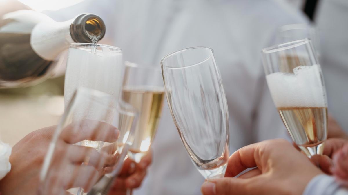 Brindis amb xampany, l'escumós en hores baixes.