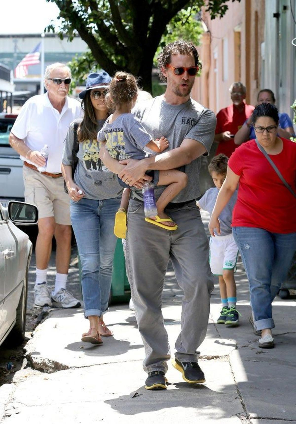 Matthew McConaughey con su familia por Nueva Orleans