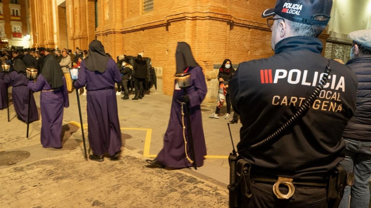 Un agente de Policía Local vigila en una de las procesiones de Semana Santa