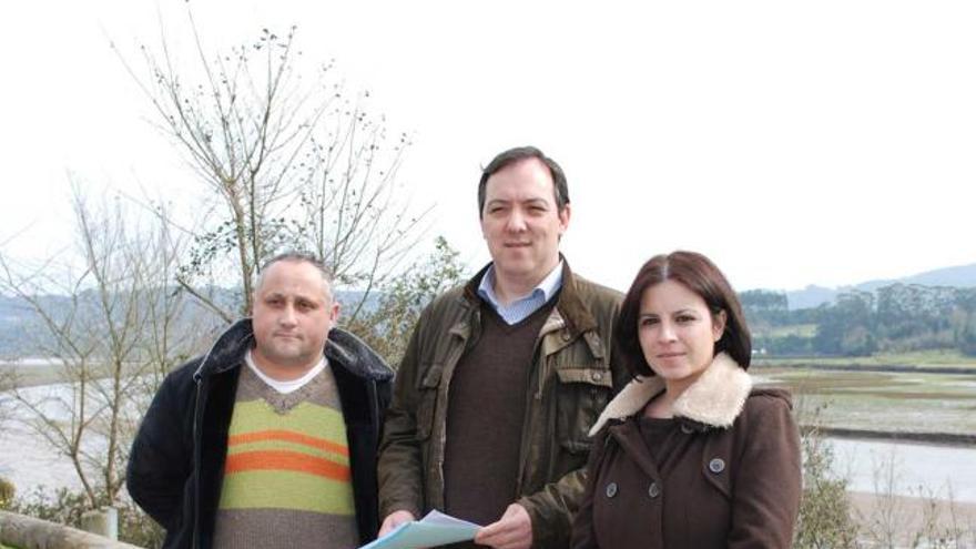 Javier García Bedriñana, Alejandro Vega y Adriana Lastra, con la ría al fondo.