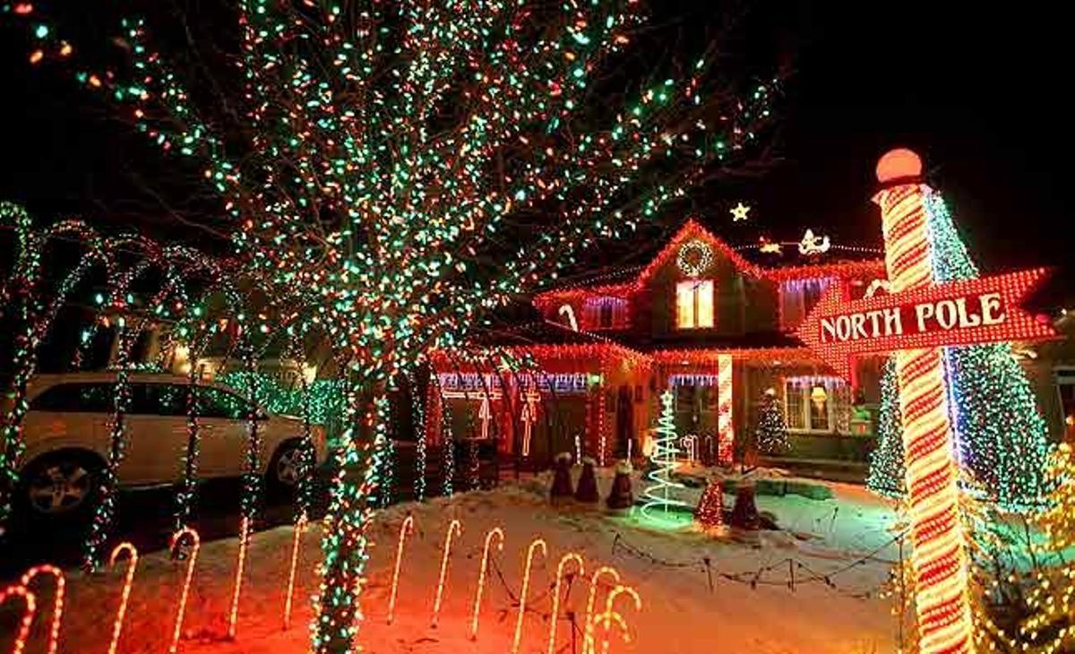 La casa de Darryl Lambert a Georgetown (Canadà) està adornada amb 45.000 llums de Nadal.