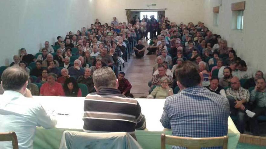 La asamblea vecinal celebrada ayer en Posada de Llanes.