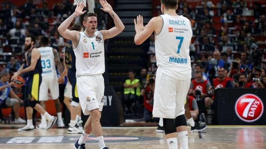 Causeur, de frente, festeja una jugada con Doncic.