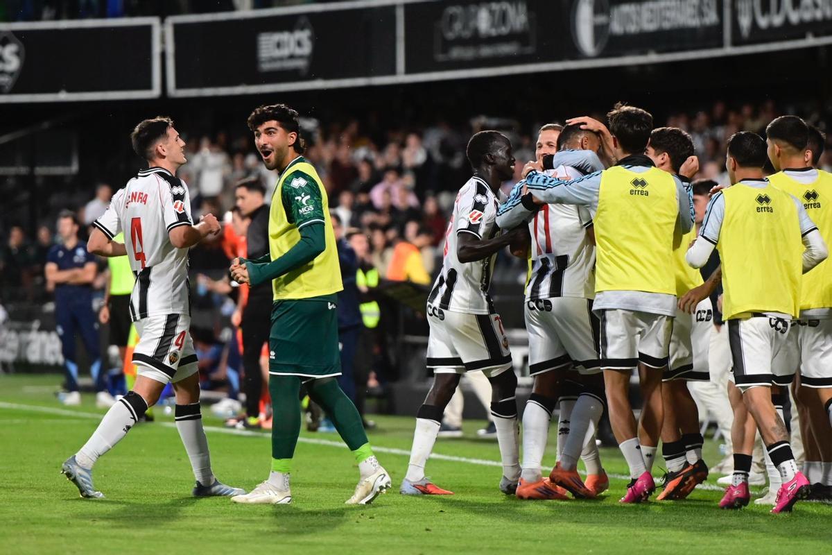 Los jugadores celebran el gol de Douglas, después de superar una grave lesión.