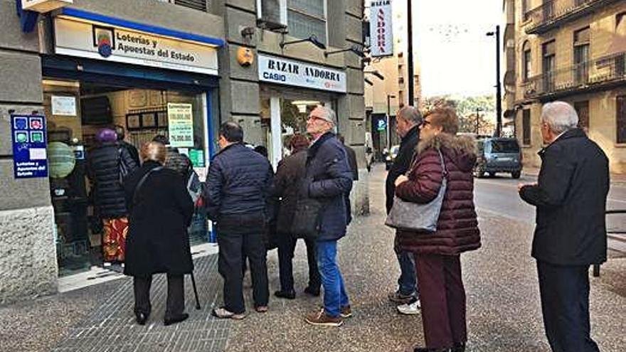 Cues a les oficines de Loteria per comprar o comprovar números