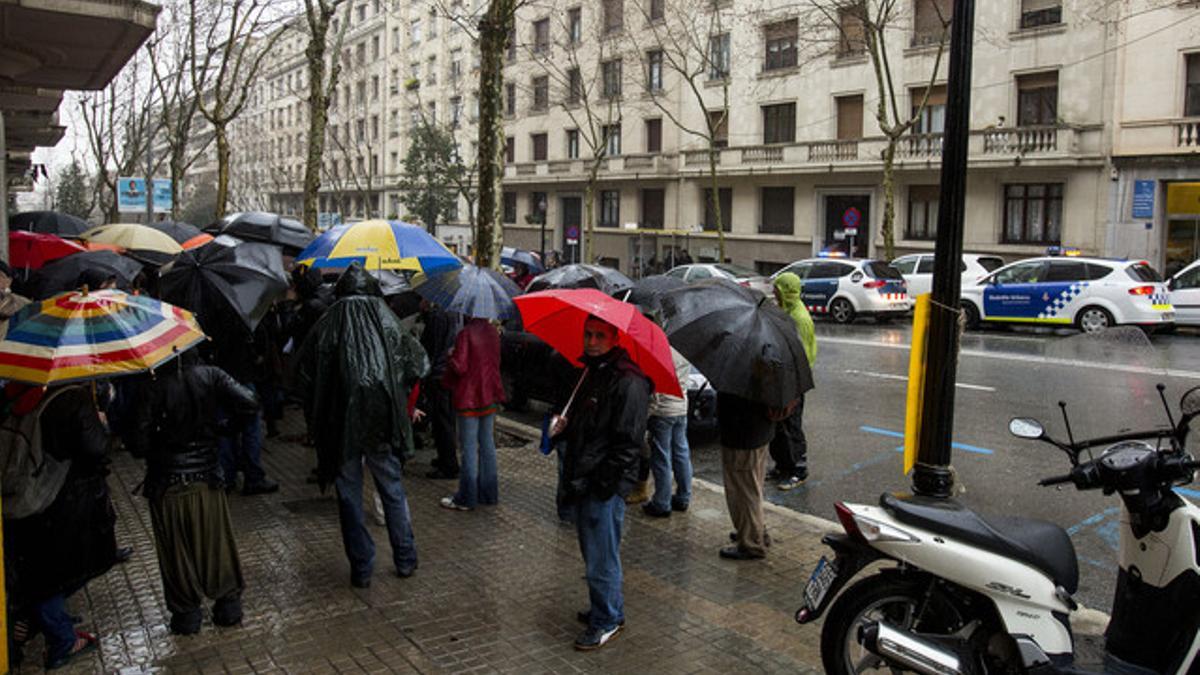 'Escrache' bajo la lluvia ante el domicilio de la diputada del PP Mariàngels Esteller, el pasado día 13 de marzo.
