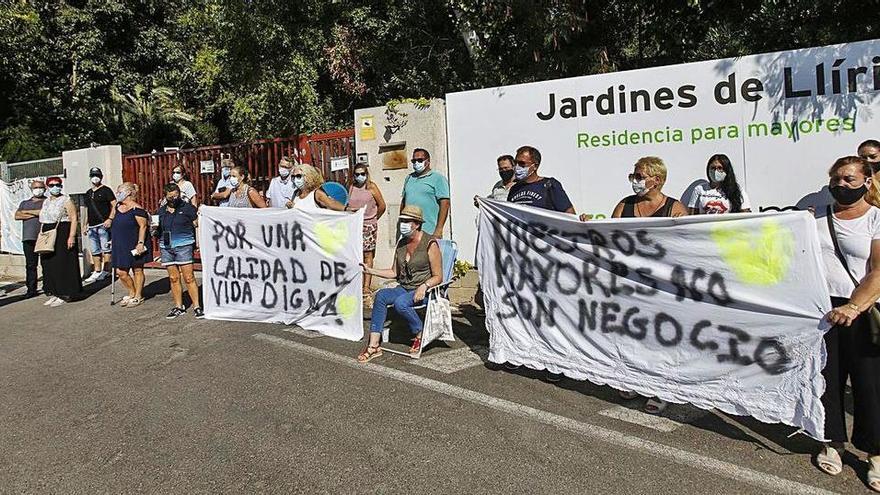 Protesta de familiares de residentes de la residencia DomusVi de Llíria, en septiembre