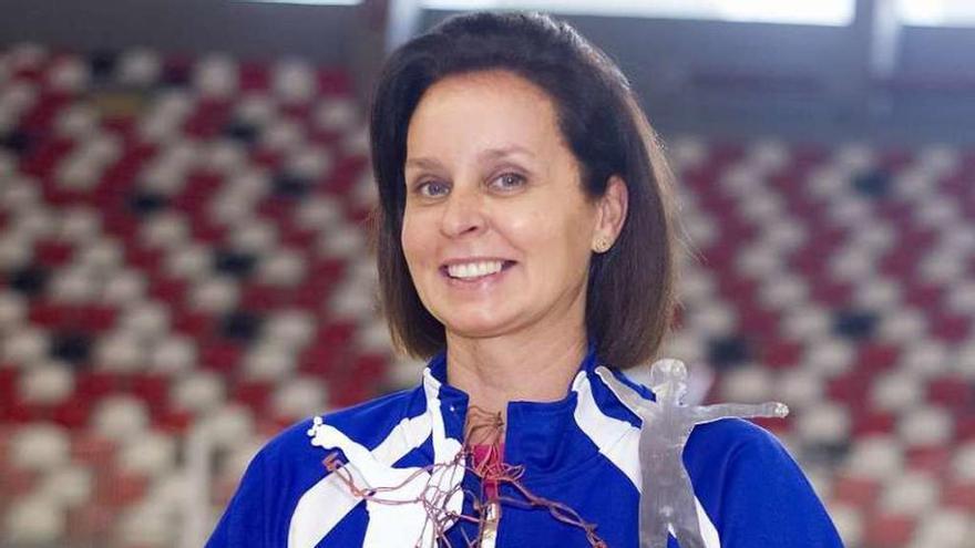 Rosa García, entrenadora del CPA Maxia, posa con los trofeos logrados la pasada temporada .