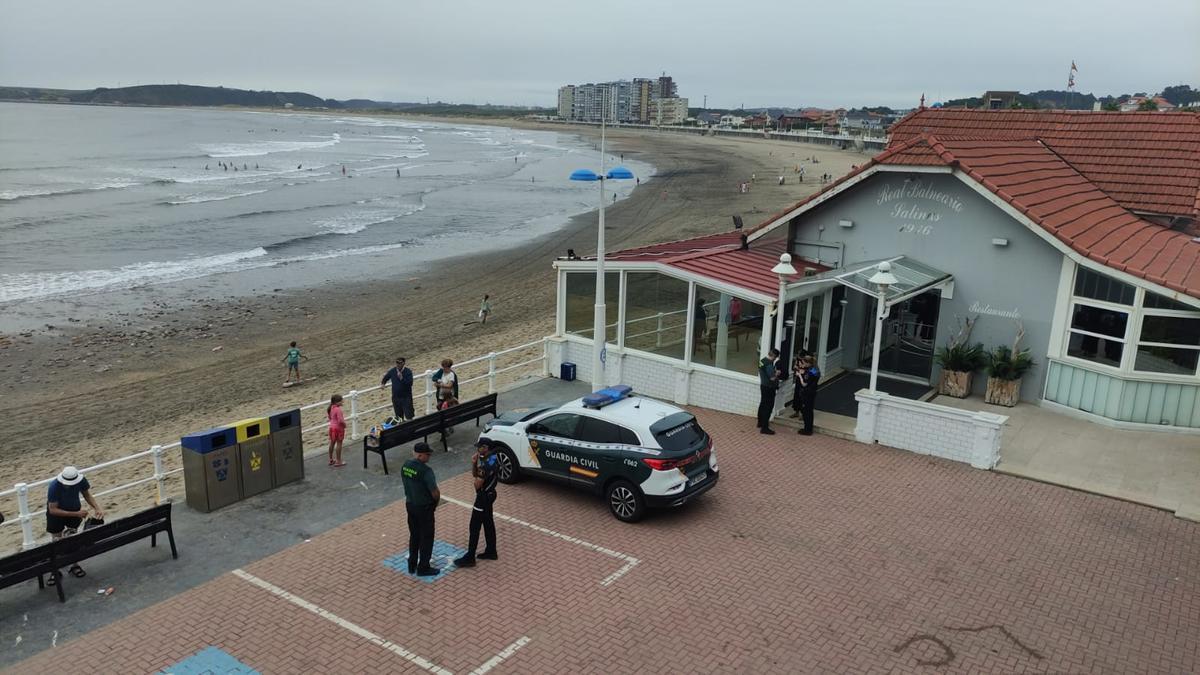 Agentes de la Policía Local de Castrillón y de la Guardia Civil la zona del Balneario