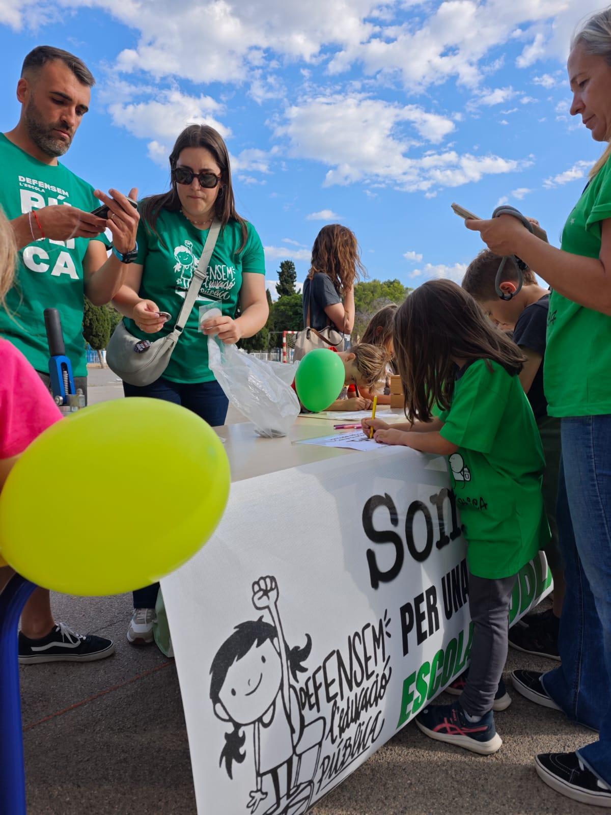 Peculiar protesta en Sagunt por la huelga educativa