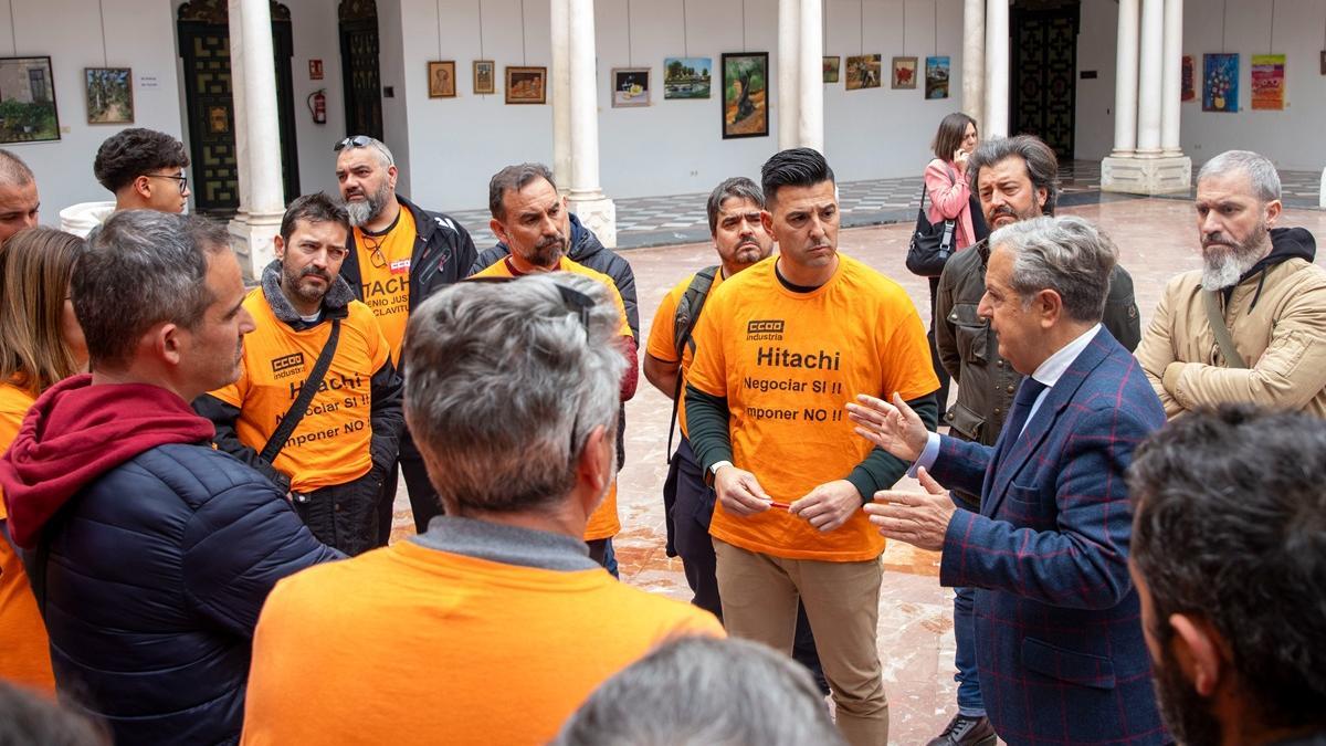 El presidente de la Diputación, Salvador Fuentes, habla con los trabajadores de Hitachi y con responsables de CCOO.