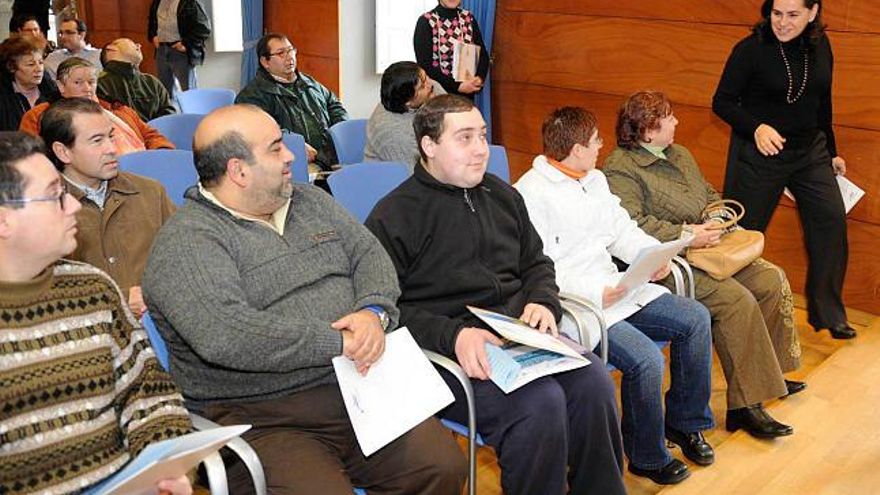 Faraldo, de pie a la derecha, ayer en el Liceo. / víctor echave