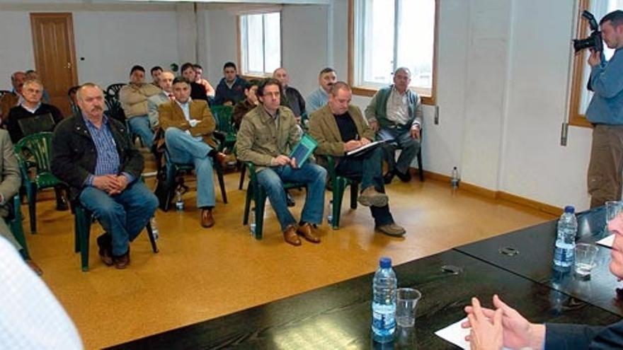 Vista de los afectados por la crisis de Proinsa que ayer asistieron al segundo encuentro para diseñar una estrategia.