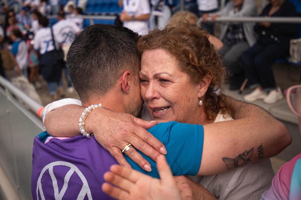 Entre lágrimas, besos y abrazos: así celebra el CD Tenerife su ascenso durante el calentamiento