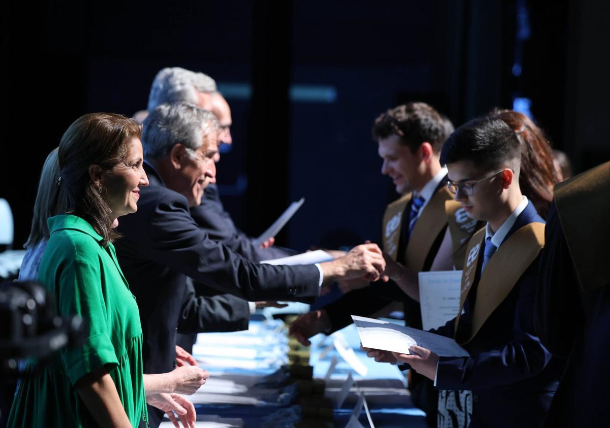 El Auditorio Mar de Vigo acogió la graduación de la Escuela de Ingeniería Industrial de la Universidade de Vigo. En el acto estuvieron presentes 282 alumnos y autoridades como Alfonso Rueda y Abel Caballero. El Auditorio Mar de Vigo acogió la graduación de la Escuela de Ingeniería Industrial de la Universidade de Vigo. En el acto estuvieron presentes 282 alumnos y autoridades como Alfonso Rueda y Abel Caballero.